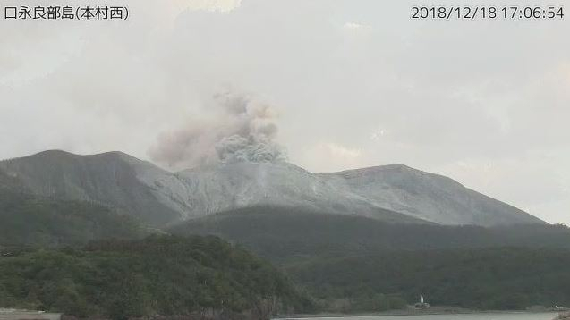 일본 남서부 가고시마(鹿兒島)현의 화산섬 구치노에라부지마(口永良部島)에서 18일 오후 4시 30분께 분화가 발생해 일본 기상청이 주의를 당부했다. 사진은 일본기상청이 공개한 분화 장면. 연합뉴스 #일본 화산 #가고시마 #일본 화산폭발