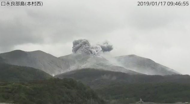 일본 남서부 가고시마(鹿兒島)현의 화산섬 구치노에라부지마(口永良部島)에서 17일 오전 9시 19분께 분화가 발생해 화산 연기가 치솟고 있다. 연합뉴스 #일본 화산 #가고시마 #일본 화산폭발