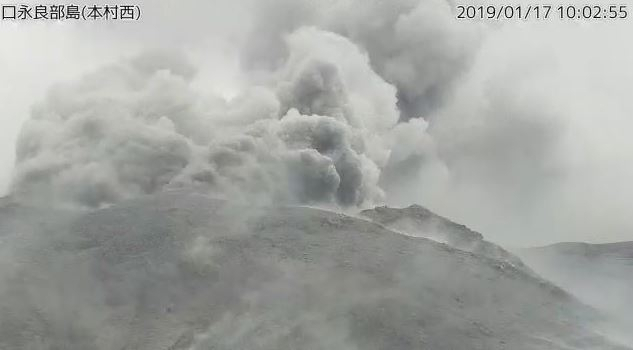 일본 남서부 가고시마(鹿兒島)현의 화산섬 구치노에라부지마(口永良部島)에서 17일 오전 9시 19분께 분화가 발생해 화산 연기가 치솟고 있다. 연합뉴스 #일본 화산 #가고시마 #일본 화산폭발