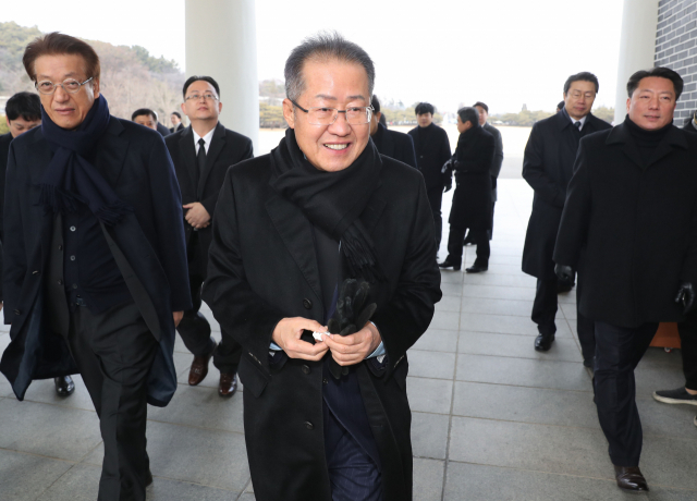 자유한국당 홍준표 전 대표가 새해 첫날인 1일 오후 동작구 국립서울현충원을 참배하기 위해 밝은 표정으로 현충원에 도착하고 있다. 연합뉴스