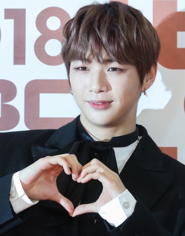 그룹 워너원의 강다니엘이 29일 서울 마포구 상암동 MBC 미디어센터에서 열린 2018 MBC 방송연예대상 레드카펫에서 포즈를 취하고 있다. 연합뉴스