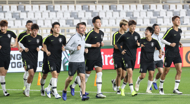 한국 축구 국가대표팀이 2019 AFC 아시안컵 UAE 조별 라운드 C조 3차전 중국과의 경기를 하루 앞둔 15일 오후(현지시간) 아랍에미리트 아부다비 알 나얀 경기장에서 몸을 풀고 있다. 연합뉴스