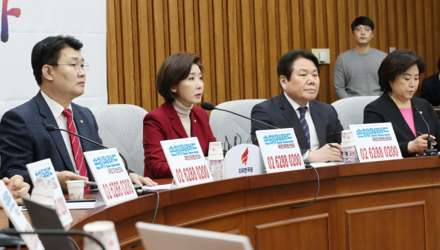 25일 오전 자유한국당 나경원 원내대표(왼쪽 두번째)가 국회에서 열린 원내대책회의에서 발언하고 있다. 연합뉴스