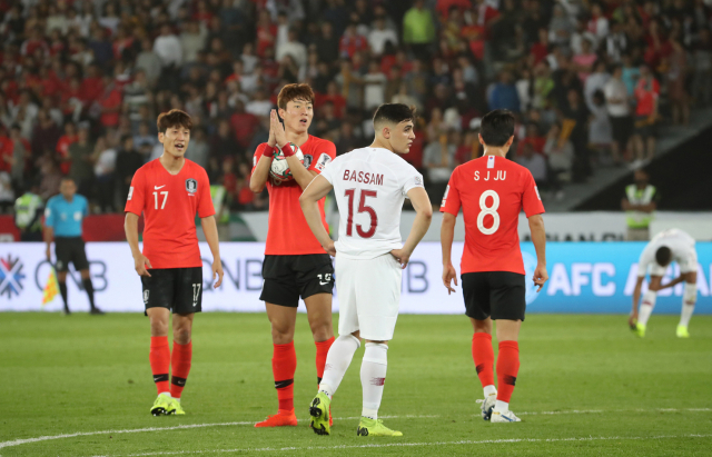 25일 오후(현지시간) 아랍에미리트 아부다비 자예드 스포츠시티 스타디움에서 열린 2019 아시아축구연맹(AFC)아시안컵 8강전 한국과 카타르와의 경기에서 황의조와 주세종이 VAR 판독을 기다리고 있다. 연합뉴스