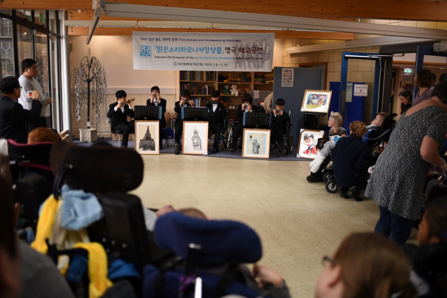 대구성보학교 맑은소리하모니카앙상블이 최근 10~15일 영국 특수학교, 한국문화원 등을 찾아 공연을 펼쳤다. 대구시교육청 제공