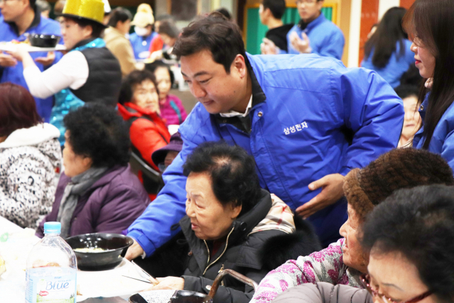 삼성전자 구미 스마트시티 임직원 및 가족들로 구성된 삼성주부봉사단원들이 29일 구미 황상초교 강당에서 경로잔치를 열어 어르신들에게 푸짐한 음식을 대접하고 있다. 삼성전자 제공