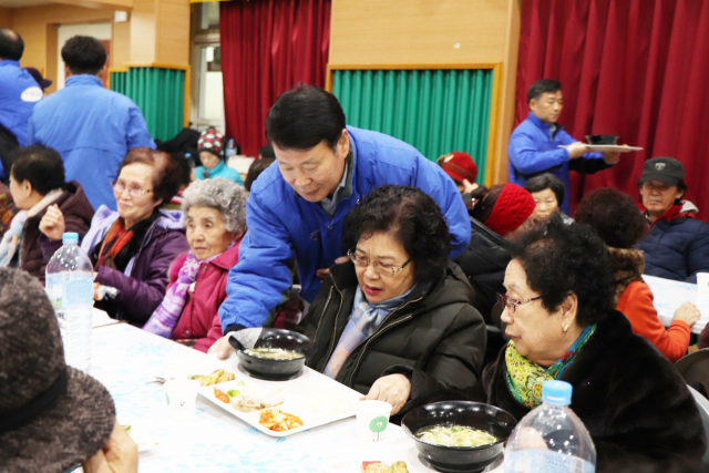 삼성전자 구미 스마트시티 임직원 및 가족들로 구성된 삼성주부봉사단원들이 29일 구미 황상초교 강당에서 경로잔치를 열어 어르신들에게 푸짐한 음식을 대접하고 있다. 삼성전자 제공