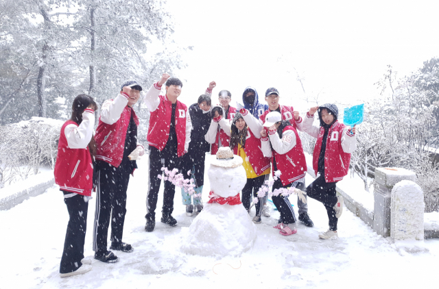 31일 부산 동의대 학생들이 교내에서 눈사람을 만들며 환호하고 있다. 이날 오전부터 부산 곳곳에 눈이 내려 상당수 구간에서 교통이 통제되고 있다. 연합뉴스