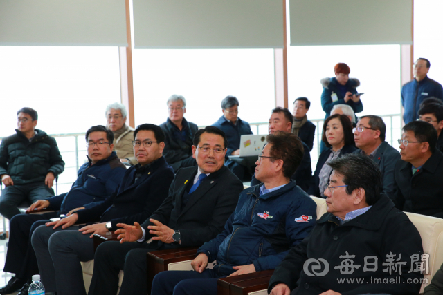 이철우 경북도지사가 31일 울진군 북면 신한울원전 건설 현장을 방문해 강석호 국회의원과 전찬걸 울진군수 등과 함께 탈원전 이후 지역 피해상황 등에 대해 토론하고 있다. 울진군 제공