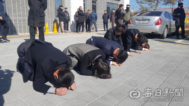 지난달 1일 임시회 본회의가 끝난 뒤 예천군의회 앞마당에서 해외연수 중 가이드 폭행 등으로 물의를 일으킨 예천군의회 군의원들이 엎드려 군민에게 사과하고 있다. 윤영민 기자