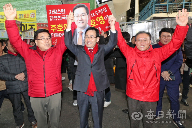 자유한국당 당 대표에 출마한 주호영(가운데) 의원과 최고위원에 출마한 김광림(왼쪽), 윤재옥 의원이 4일 대구 서문시장을 찾아 시민들에게 인사를 하고 있다. 성일권 기자 sungig@imaeil.com