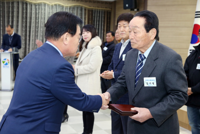 김기열(오른쪽) 어르신이 백선기 칠곡군수로부터 모범주민 표창을 받고 있다. 칠곡군 제공