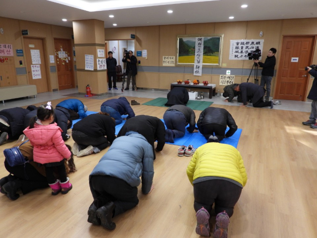 예천군농민회와 군민 등 30여명은 설 하루 전날인 4일 군의장실 앞에서 예천 조상의 명예를 실추한 군의원들의 추태에 용서를 구하기 위한 차례상을 차리고 절을 하고 있다. 독자 제공