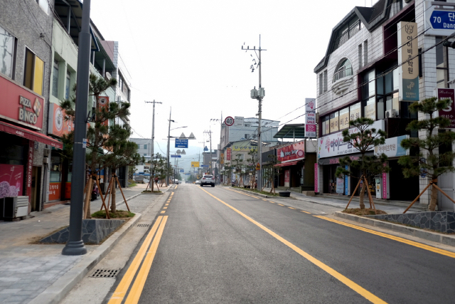 구미시는 도시디자인 개선사업을 통해 선산읍 관문인 선상중앙로를 활력이 넘치는 거리로 단장했다. 구미시 제공