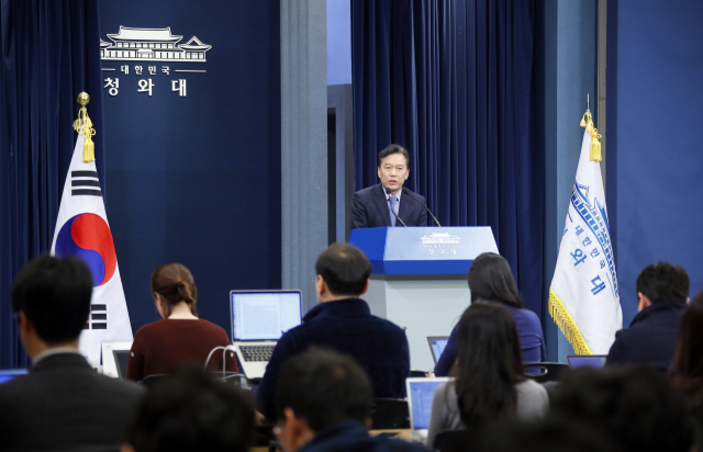 정태호 청와대 일자리수석이 8일 오전 청와대 춘추관 브리핑룸에서 기자간담회를 열고 지역상생형(광주형)일자리 의미와 향후 계획에 관해 설명하고 있다. 연합뉴스