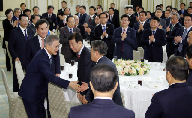 문재인 대통령이 8일 오후 청와대 영빈관에서 열린 전국 시·군·구청장 등 기초단체장 초청 오찬 간담회에 입장하며 참석자들과 인사를 나누고 있다. 연합뉴스