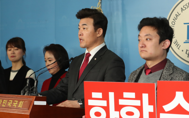 자유한국당 윤영석 의원이 10일 국회 정론관에서 최고위원 출마를 선언하고 있다. 연합뉴스