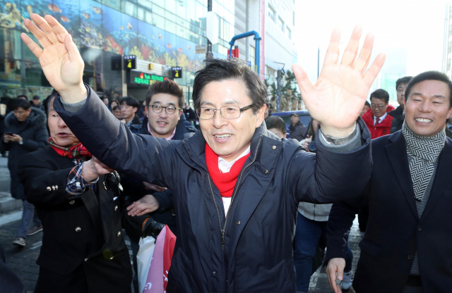 자유한국당 당권 주자인 황교안 전 국무총리가 11일 부산 중구 자갈치시장을 방문, 마중 나온 상인과 지지자 등을 향해 손을 흔들고 있다. 연합뉴스