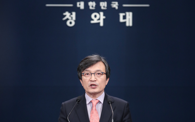 김의겸 청와대 대변인이 11일 오후 청와대 춘추관에서 자유한국당 추천 5·18조사위원 권태오·이동욱에 대한 재추천 요구를 발표하고 있다. 문재인 대통령은 2명의 한국당 추천 조사위원 임명을 거부했다. 청와대는 이와 관련한 공문을 국회로 보냈다고 김 대변인은 밝혔다. 연합뉴스