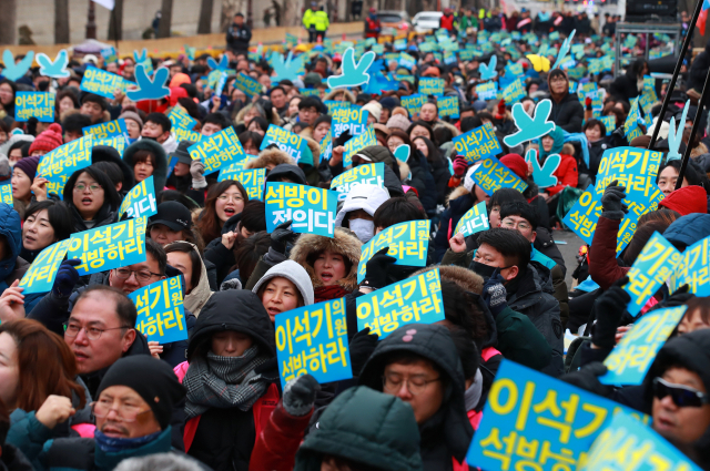 10일 오후 서울 종로구 청와대 사랑채 인근 도로에서 이석기 전 통합진보당 의원 3·1절 특별사면 촉구 집회 참가자들이 손팻말을 든 채 구호를 외치고 있다. 연합뉴스