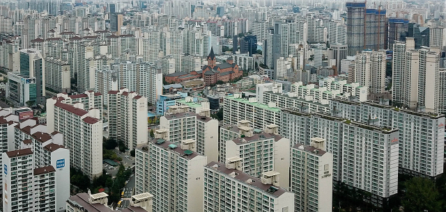 전국적인 아파트값 하락 움직임에도 꿋꿋이 버티던 대구의 아파트값이 21개월만에 하락세로 전환했다. 사진은 대구 수성구 일대 아파트 단지. 우태욱 기자 woo@msnet.co.kr