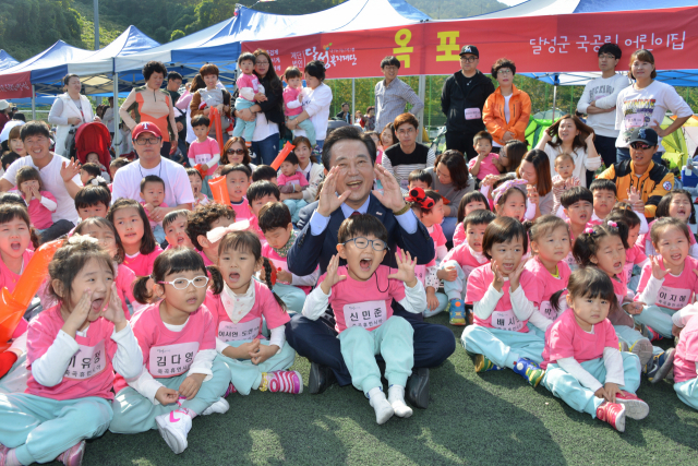 대구 달성군은 전국 군단위 지자체 가운데 인구수 1위를 지키고 있다. 김문오 달성군수가 지역내 어린이집 연합운동회에 참석해 어린이들과 함께 놀이를 즐기고 있다. 달성군 제공