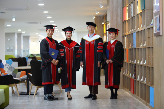 경북대 학생 홍보대사들이 새로운 학위복을 착용했다. 왼쪽부터 학사, 석사, 박사, 학사 학위복. 경북대 제공