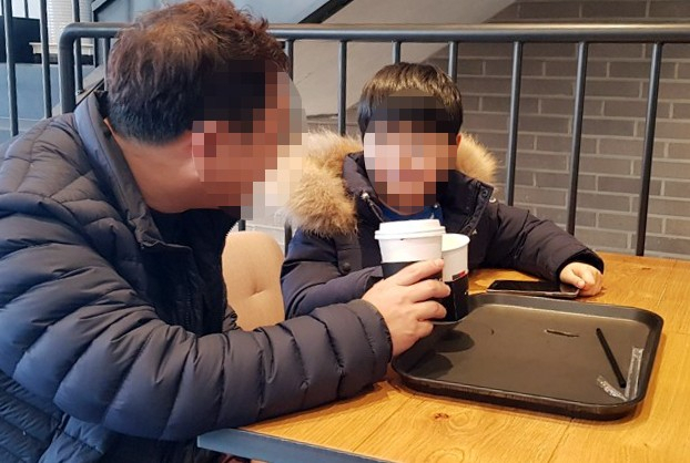 매장 내 일회용컵 단속을 시행한 지 반년이 넘었으나 일부 커피전문점은 매장 손님에게 플라스틱컵 대신 종이컵을 제공하는 편법을 쓰거나 남몰래 플라스틱컵을 제공하고 있어 실효성 논란이 일고 있다. 대구 중구 한 프랜차이즈 커피전문점에서 손님들이 종이컵에 음료를 제공받아 마시고 있다. 채원영 기자