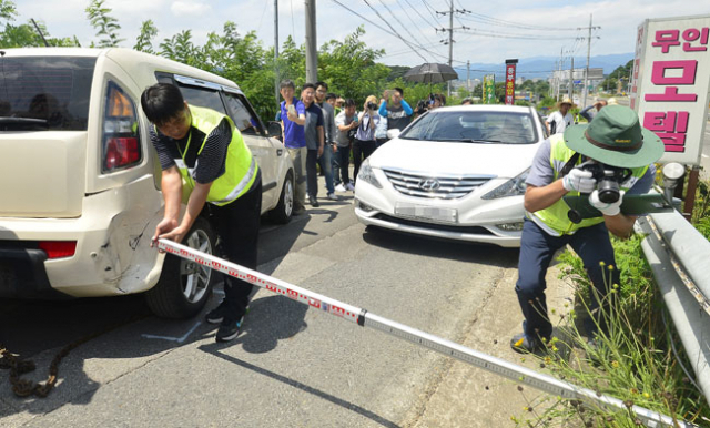 성주군 성주읍 성산리에서 도로교통공단 교통사고분석사와 경찰이 황교안 총리가 탄 차량의 교통사고 현장 검증을 하고 있다. 매일신문 DB