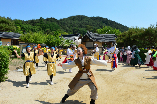 지난해 선비문화축제가 열린 선비촌에서 거리공연이 펼쳐지고 있다. 영주시 제공