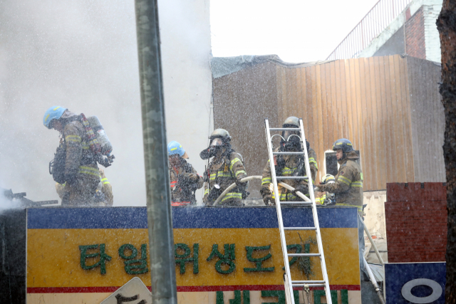 14일 오후 화재가 발생한 서울 중구 을지로 4가 인근 철물점 밀집지역에서 소방대원들이 화재진압 작업을 벌이고 있다. 연합뉴스