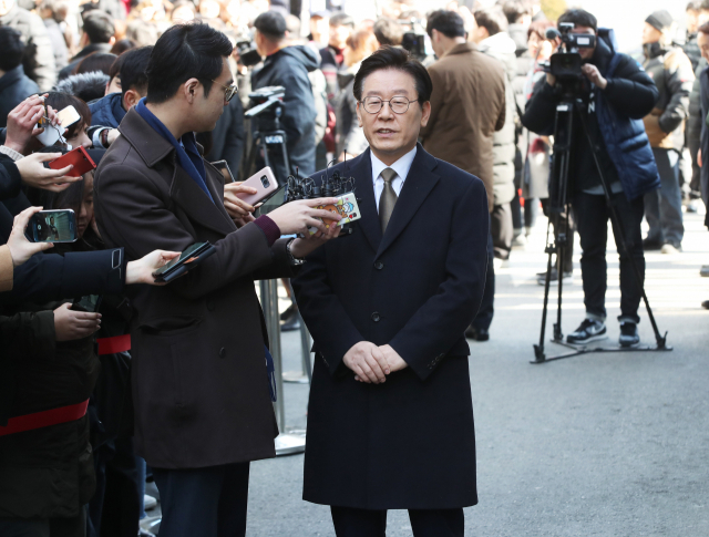 공직선거법상 허위사실 공표와 직권남용권리행사방해 혐의 등으로 기소된 이재명 경기지사가 14일 오후 경기도 성남시 수정구 수원지방법원 성남지원에서 열린 5차 공판에 출석해 취재진 질문에 답하고 있다. 연합뉴스