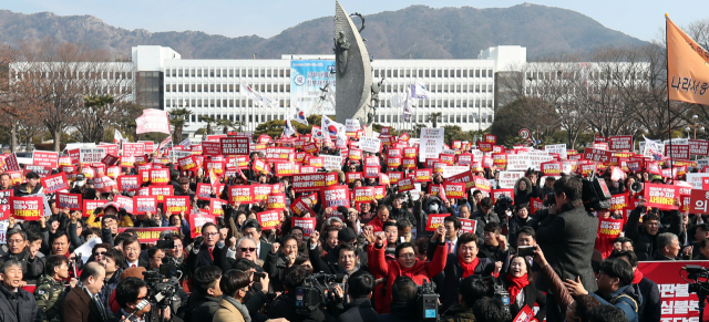 16일 오전 경남 창원시 의창구 경남도청 앞에서 