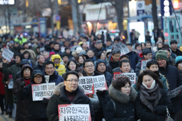 16일 오후 광주 동구 금남로에서 열린 5·18역사왜곡 처벌을 위한 광주범시민궐기대회에서 시민들이 5·18 망언을 규탄하며 거리를 행진하고 있다. 연합뉴스