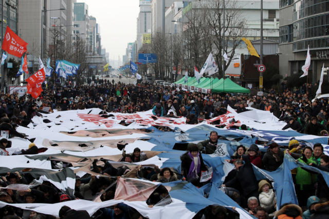 16일 오후 광주 동구 금남로에서 열린 5·18역사왜곡 처벌을 위한 광주범시민궐기대회에서 시민들이 5·18 망언을 규탄하며 지만원씨와 자유한국당 김진태·이종명·김순례 의원의 사진이 담긴 현수막을 찢는 퍼포먼스를 하고 있다. 연합뉴스