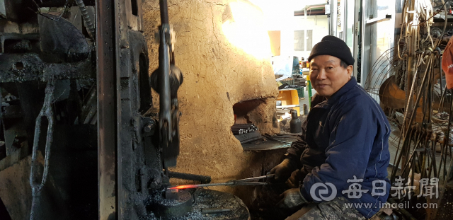 석노기 영주대장간 대표가 담금질한 쇠붙이를 망치질하고 있다. 마경대 기자