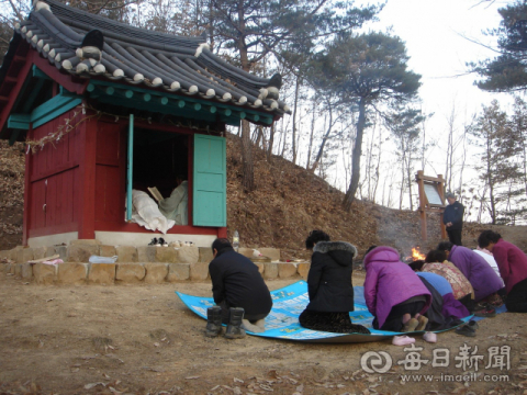 안동지역에는 홍건적의 난을 피해 안동으로 온 공민왕 관련 동제가 곳곳에서 이어져 오고 있다. 사진은 19일 오전에 지내는 도산면 내살미 왕모당 당제 모습. 안동시 제공