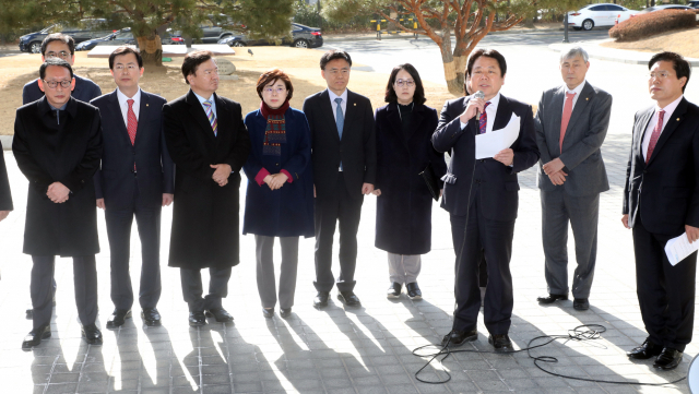 자유한국당 정양석 수석원내부대표 등이 29일 오전 서초동 대검에서 항의 방문 전 기자회견을 하고 있다. 이들 의원은 손혜원 의원 의혹 등에 대한 검찰의 수사를 촉구했다. 연합뉴스