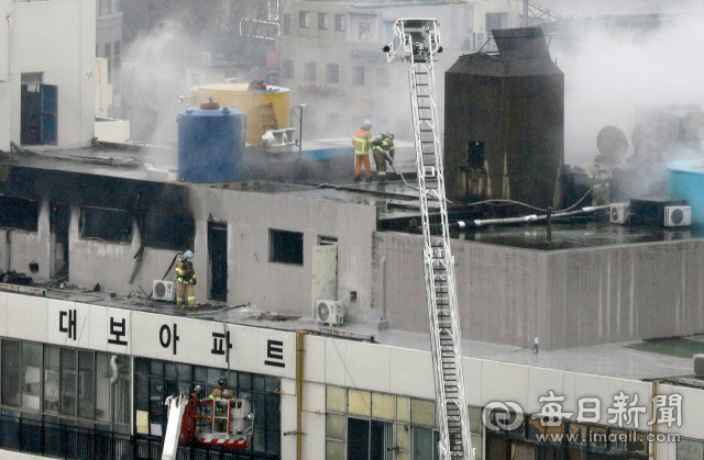 19일 오전 대구 중구 포정동 대보사우나에서 화재가 발생, 긴급출동한 소방대원들이 건물 옥상까지 번진 화재를 진화하며 수색작업을 벌이고 있다. 김영진 기자 kyjmaeil@imaeil.com