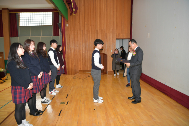 15일 한국수력원자력(주) 월성원자력본부로부터 장학증서를 받고 있는 감포중·고교 졸업생들.