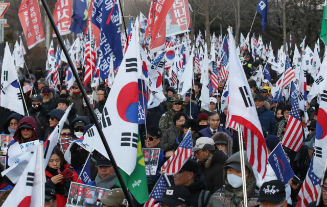 5일 오후 경기도 의왕시 서울구치소 앞에서 열린 제101차 태극기집회 2부 집회 참가자들이 인덕원역까지 행진하고 있다. 연합뉴스