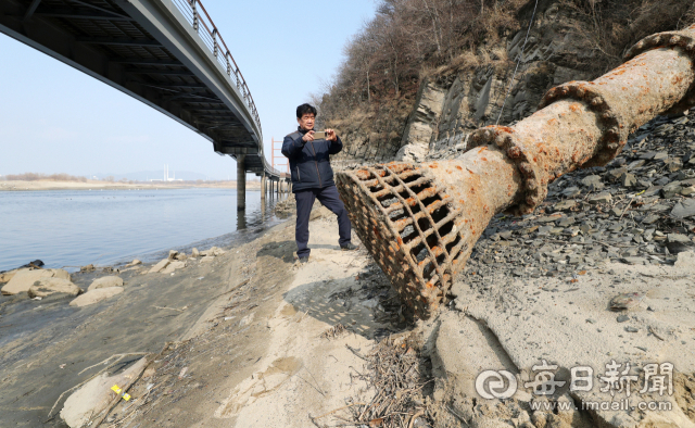 대구 낙동강 달성보 수문 개방으로 인해 물이 빠져 20일 달성군 화원양수장에서 한국농어촌공사 직원이 수면 밖으로 드러난 취수구를 사진 촬영하며 양수장 실태를 조사하고 있다. 이날 현재 낙동강 달성보 상류 인근에 있는 5곳 양수장의 취수구가 모두 드러났다. 정부는 지난 13일부터 달성보 수문을 개방해 수위 9.3m까지 낮추면서 양수장 등 시설 개선 조사를 하고 있다. 성일권 기자 sungig@imaeil.com