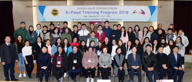 대구보건대학교가 지난해부터 해외맞춤식 교육콘텐츠 프로그램 수출로 큰 성과를 올리고 있다. 지난 15일부터 22일까지 필리핀 앤젤레스대학교 학생 등을 대상으로 한 케이푸드 교육이 끝나고 단체 기념촬영을 하고 있다. 대구보건대 제공