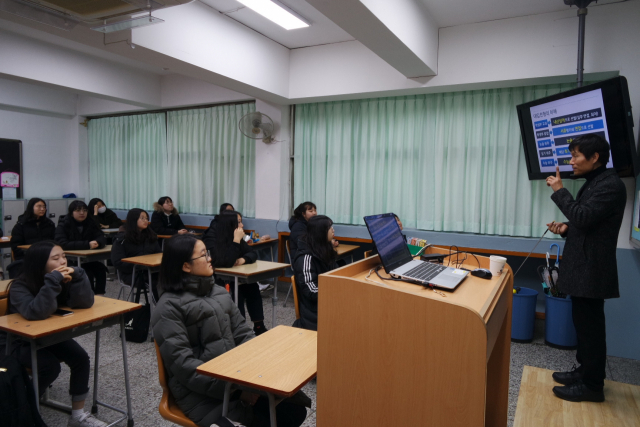 지난 19일 대구 남산고 교실에서 진행된 비포스쿨(학교적응 프로그램)에서 김병섭 진로진학전문교사가 신입생들에게 대입전형의 이해를 주제로 강의하고 있다. 이연정기자