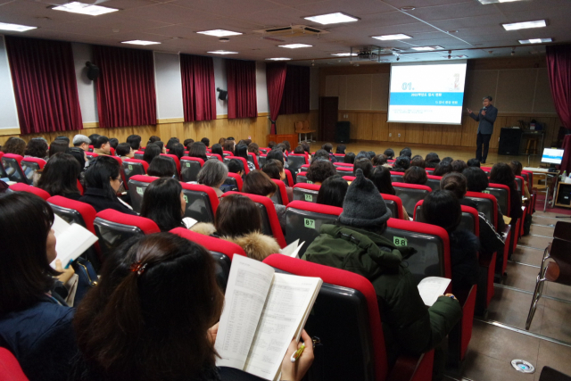 대구 남산고에서 열린 비포스쿨 학부모 특강에서 이상욱 교감이 대입 특징과 전략에 관해 설명하고 있다. 이연정기자