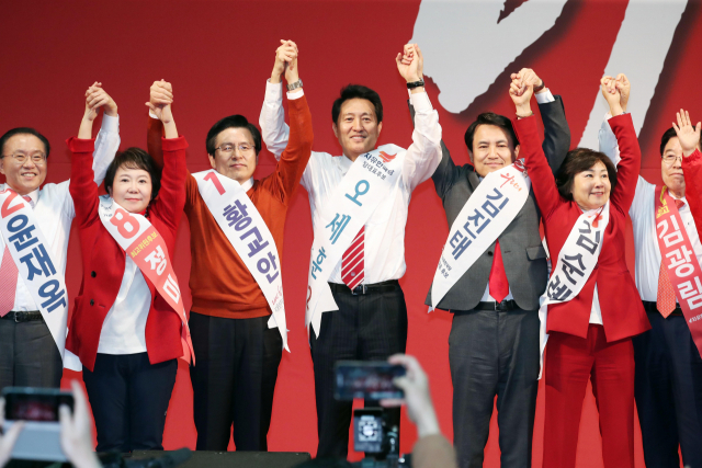 22일 오후 경기도 성남시 성남실내체육관에서 열린 자유한국당 제3차 전당대회 수도권·강원 합동연설회에서 당 대표 후보, 최고위원 후보, 청년최고위원 후보들이 당원들에게 인사하고 있다. 연합뉴스