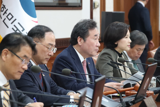 이낙연 국무총리가 19일 정부서울청사에서 열린 국무회의에 참석해 있다. 연합뉴스