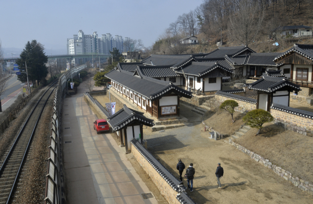 신흥무관학교 설립 등을 통해 무장독립투쟁을 위한 독립군 양성에 기여하는 등 임시정부 초대 국무령을 지낸 석주 이상룡선생 생가인 임청각.일제가 독립운동의 정기를 끊어버리겠다며 임청각의 땅을 수용한 후 가운데로 중앙선 철길을 놓았다.이채근 기자 mincho@imaeil.com