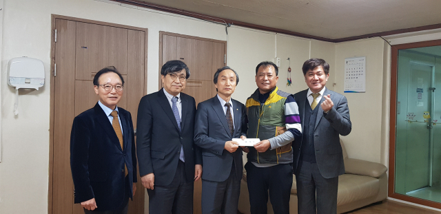 이춘희 대구변호사회장(왼쪽 세 번째)이 나눔공동체 이왕욱 대표에게 후원금을 전달하고 있다.