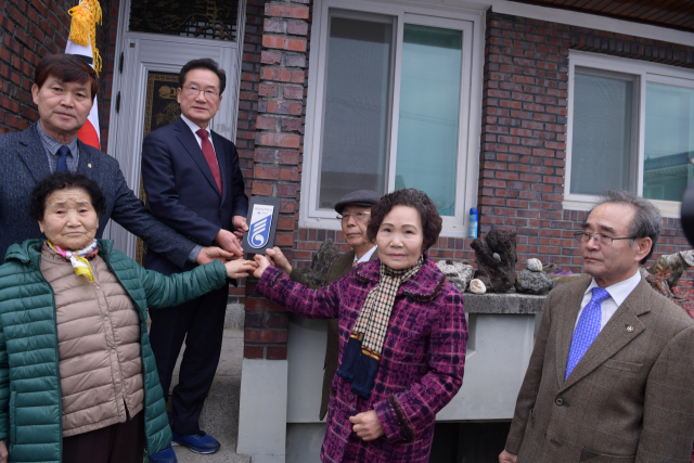 영천시는 27일 3.1운동과 대한민국 임시정부수립 100주년을 맞아 지역 독립유공자인 김준운 애국지사의 후손인 김민씨 집을 방문해 독립유공자 명패를 부착하고 위문했다. 영천시 제공